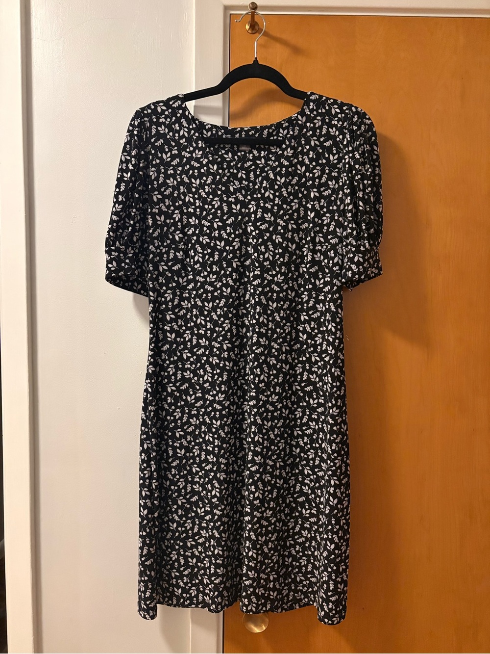 Tommy Hilfiger Black and White Floral Short-Sleeve Midi Dress - size 10